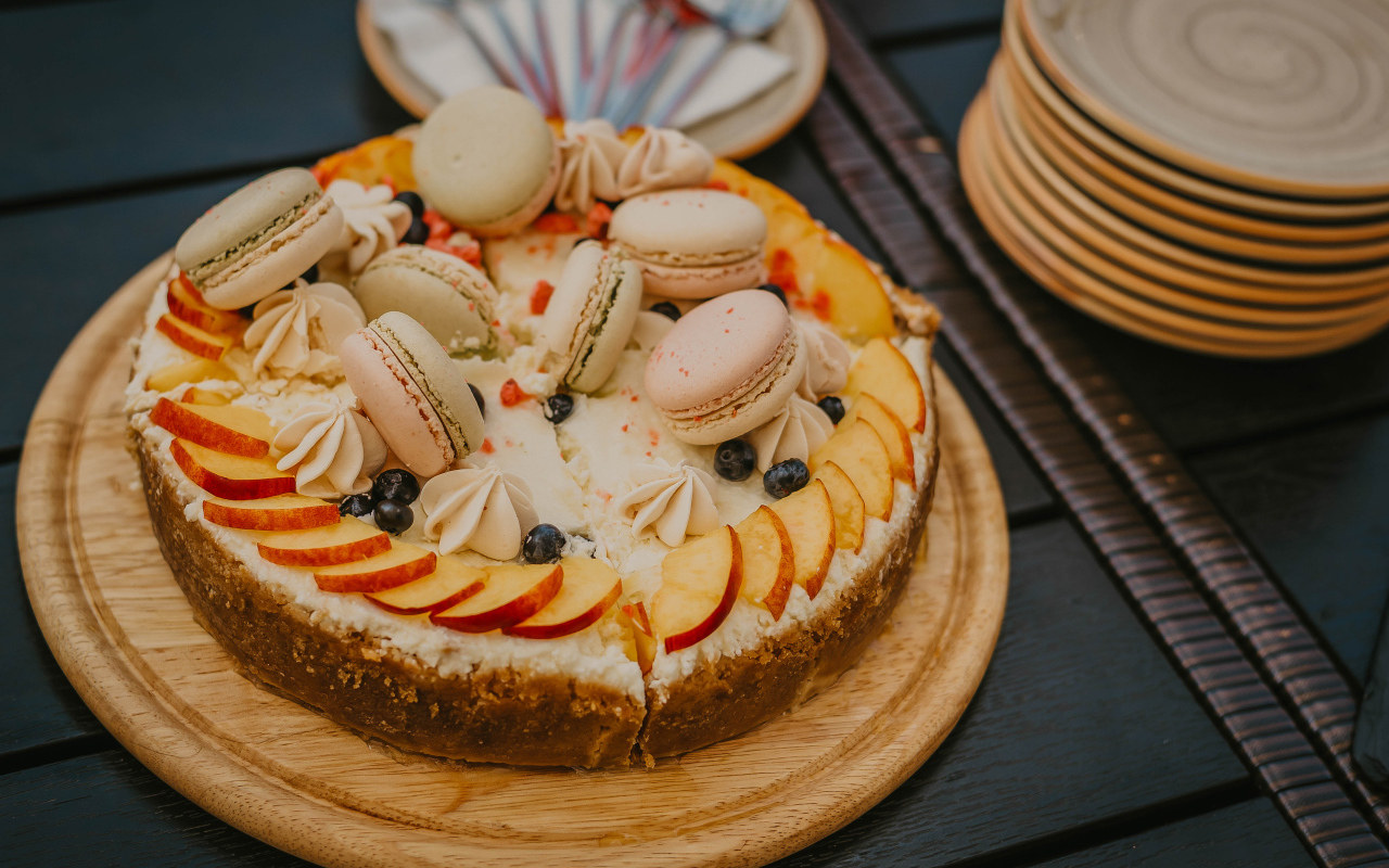 Пирог с яблоками, меренгой и макарунами