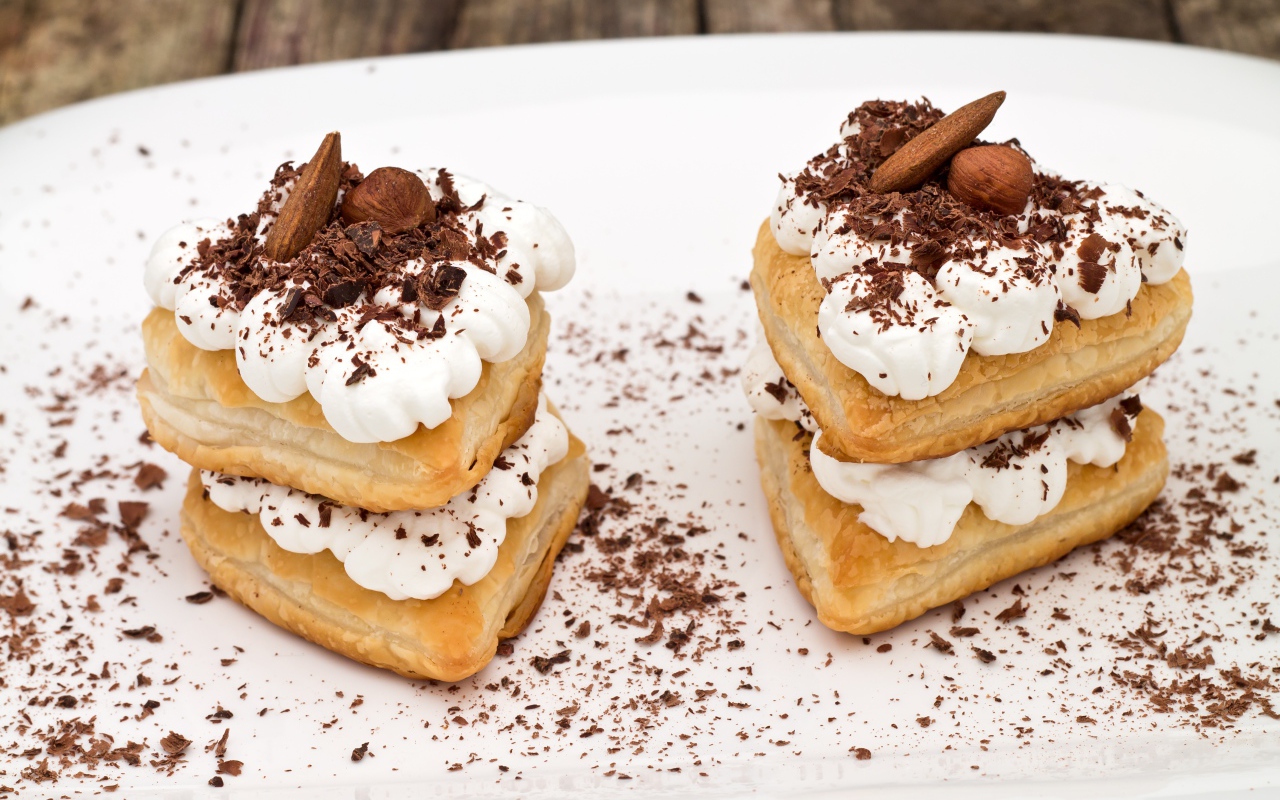 Слоеное печенье со сливками, тертым шоколадом и орехами