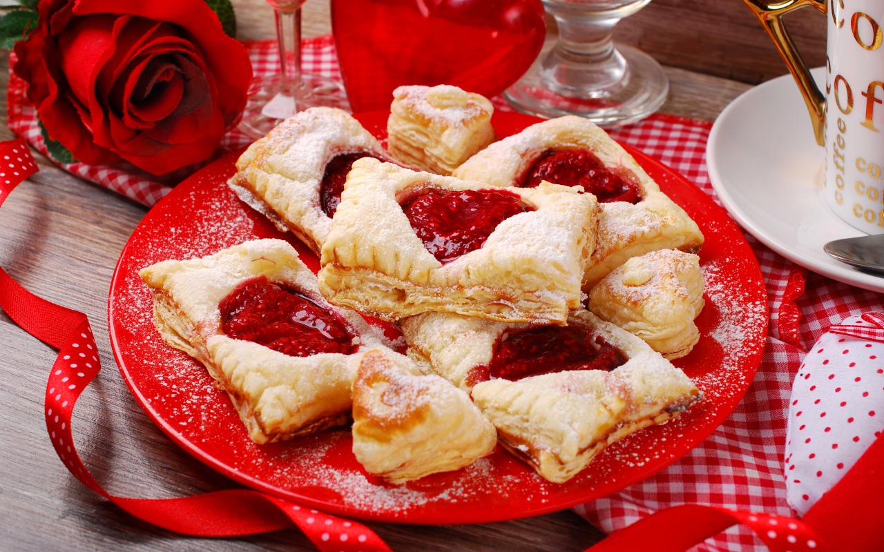 Слоеное печенье с вареньем и красной розой