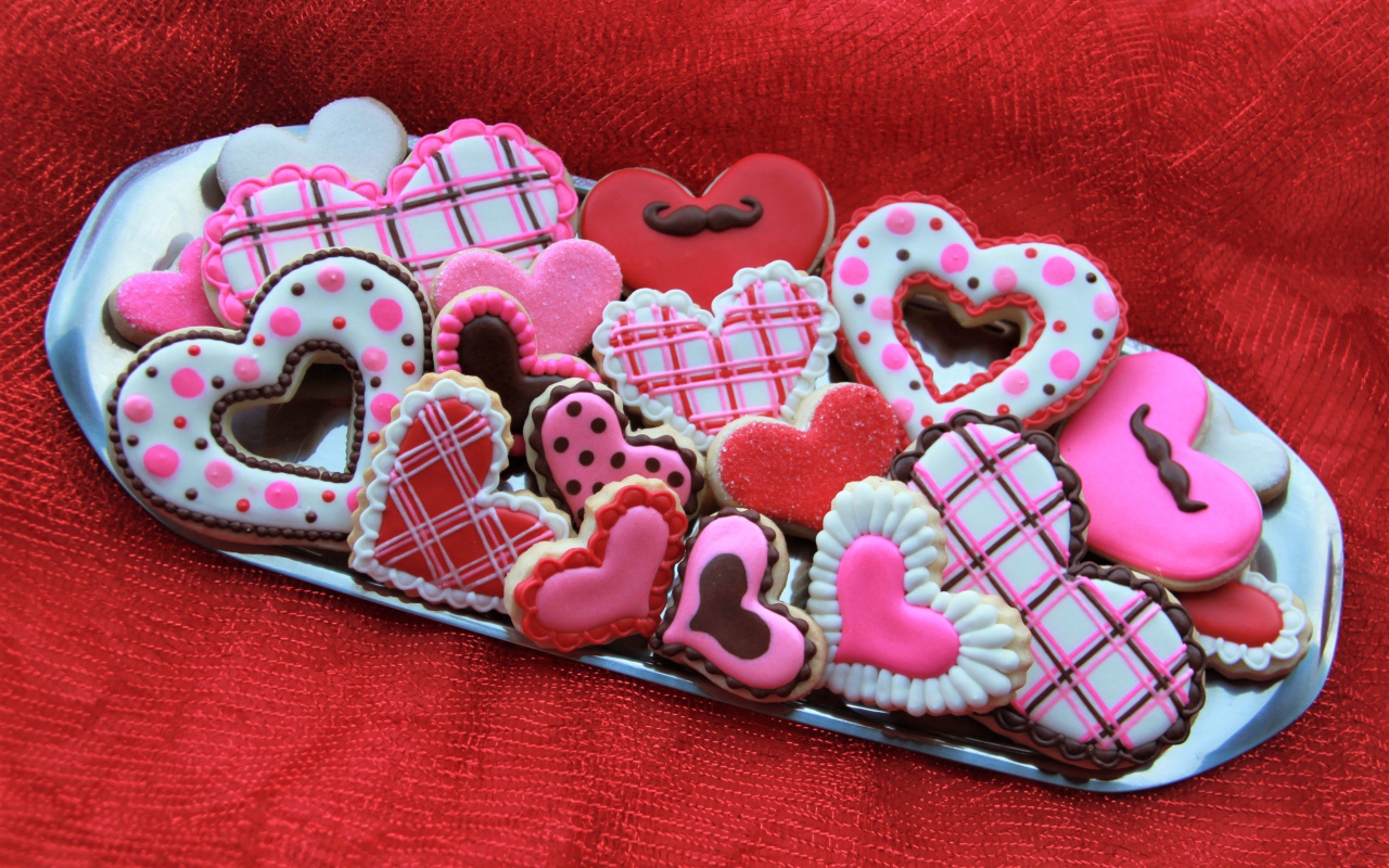 Сладкое аппетитное печенье в форме сердечек