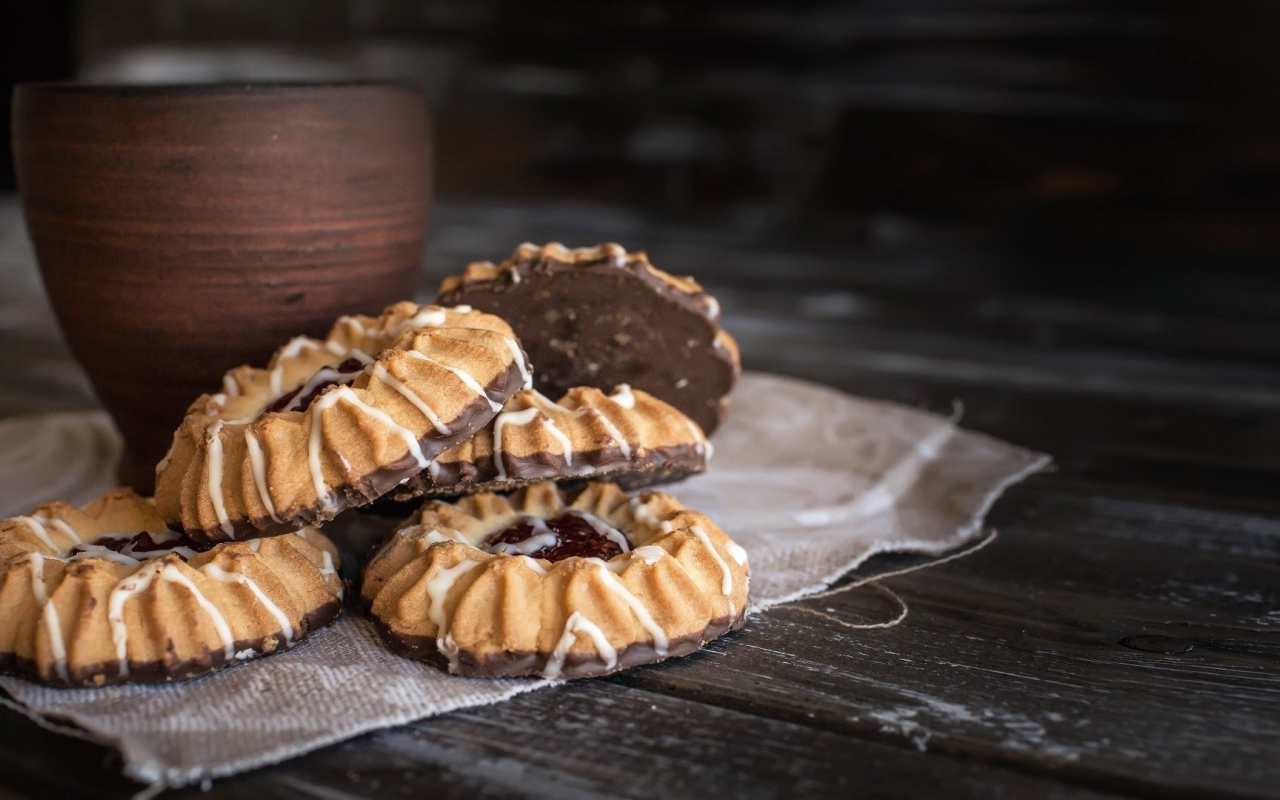 Сладкое печенье с шоколадом на столе