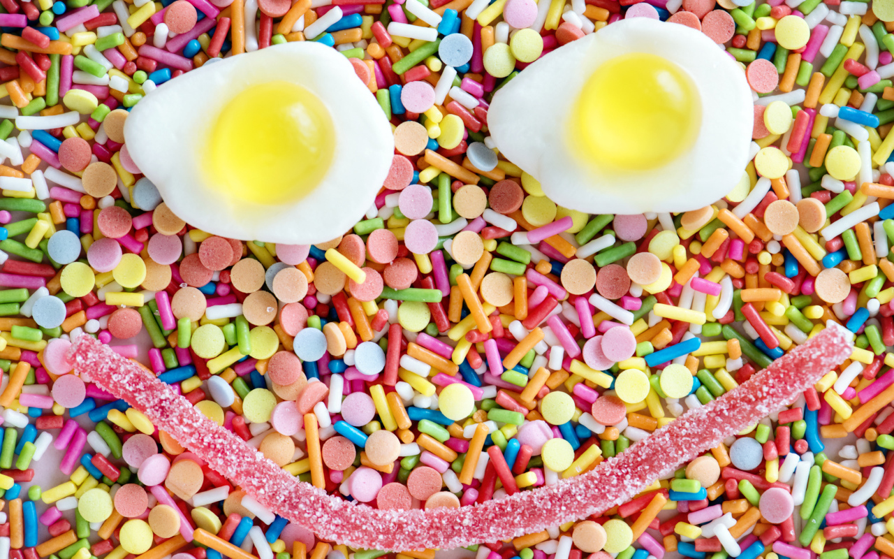 Сладкая улыбка из конфет 