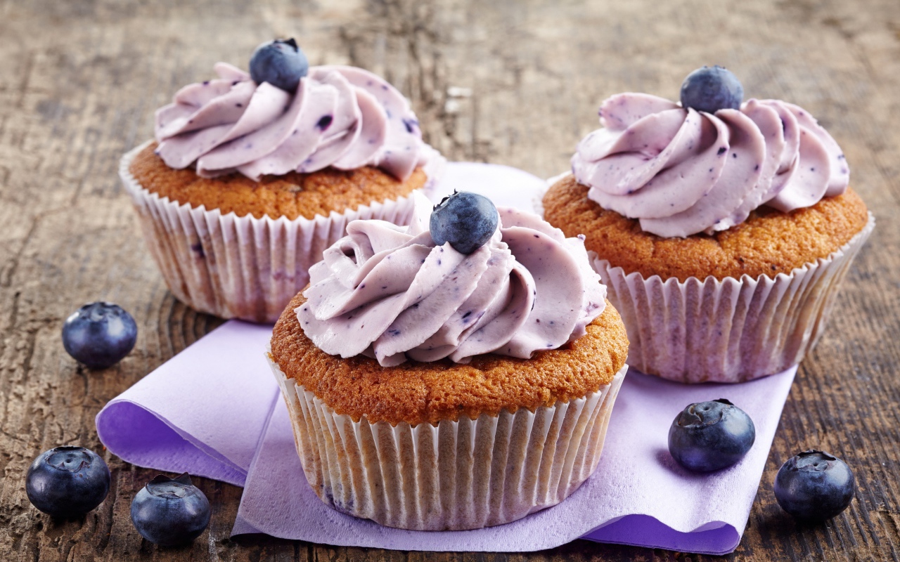 Три аппетитных кекса с кремом и ягодами черники