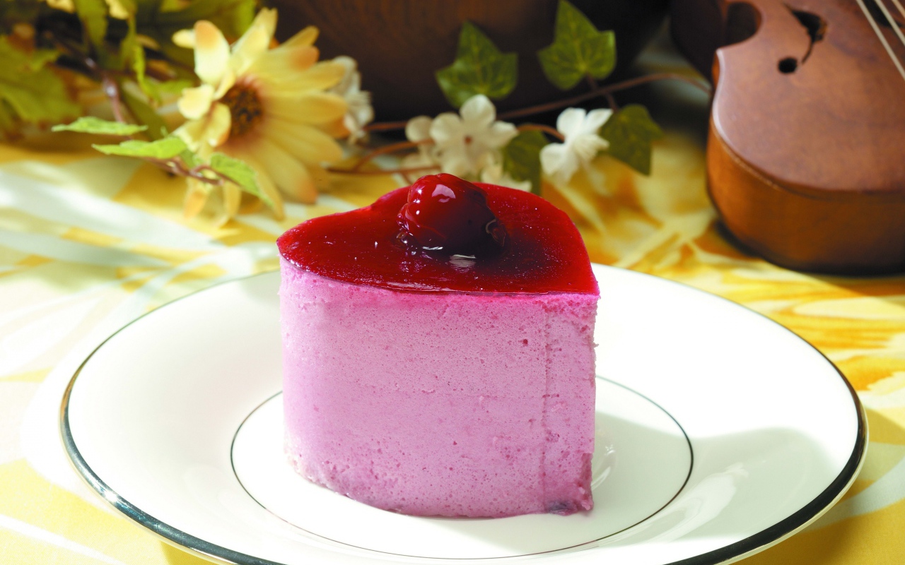 Пирожное суфле в форме сердца на тарелки