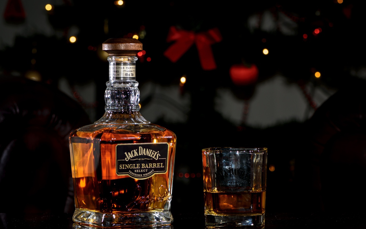 Бутылка виски Jack Daniels с рюмкой