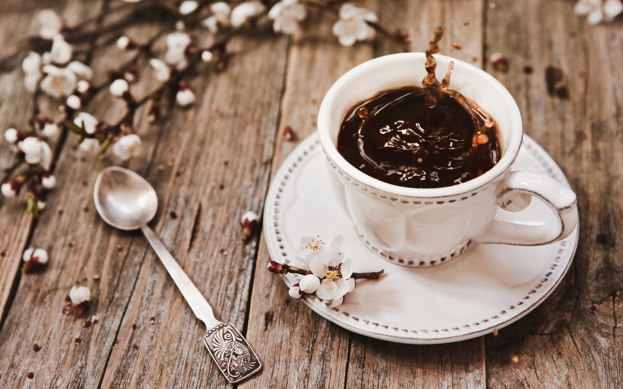 Чашка кофе на столе с цветами абрикоса