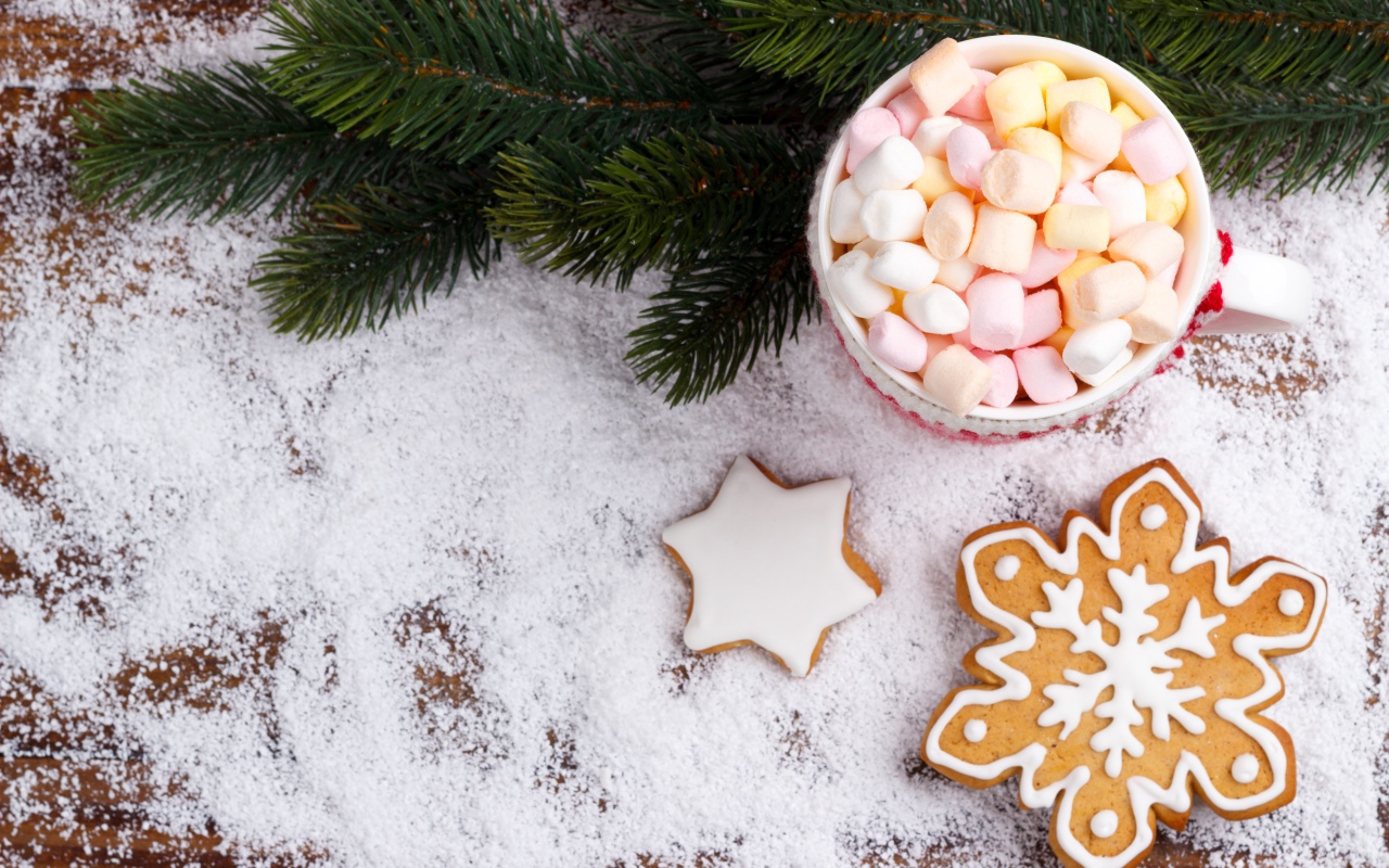 Чашка с маршмеллоу на столе с печеньем и еловой веткой 