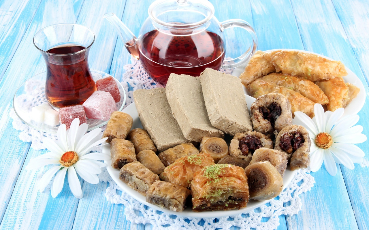 Ароматный чай на столе с восточными сладостями