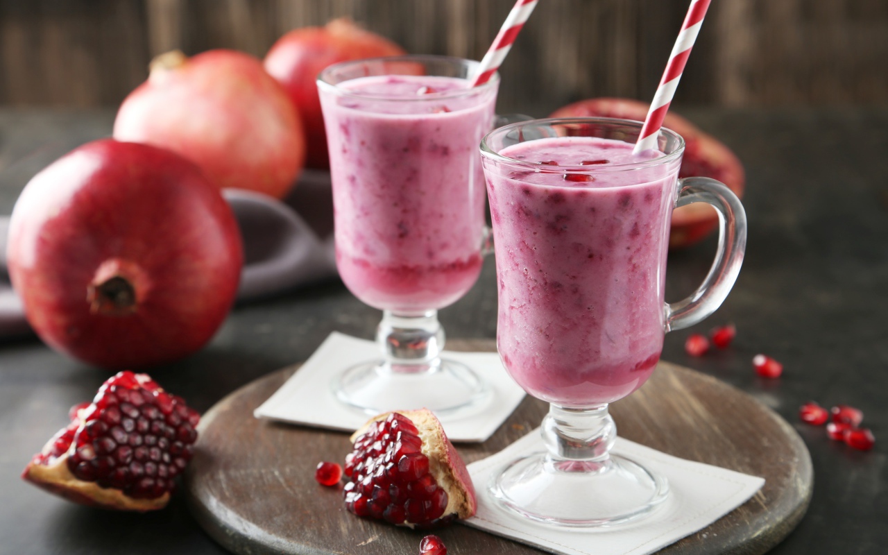 Гранатовый смузи в стаканах на столе