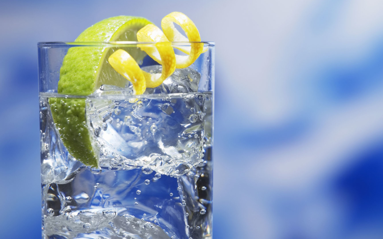 Лимонад в стакане со льдом и лаймом 