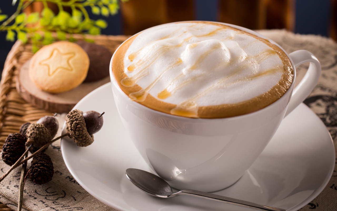 Белая чашка капучино с большой пеной