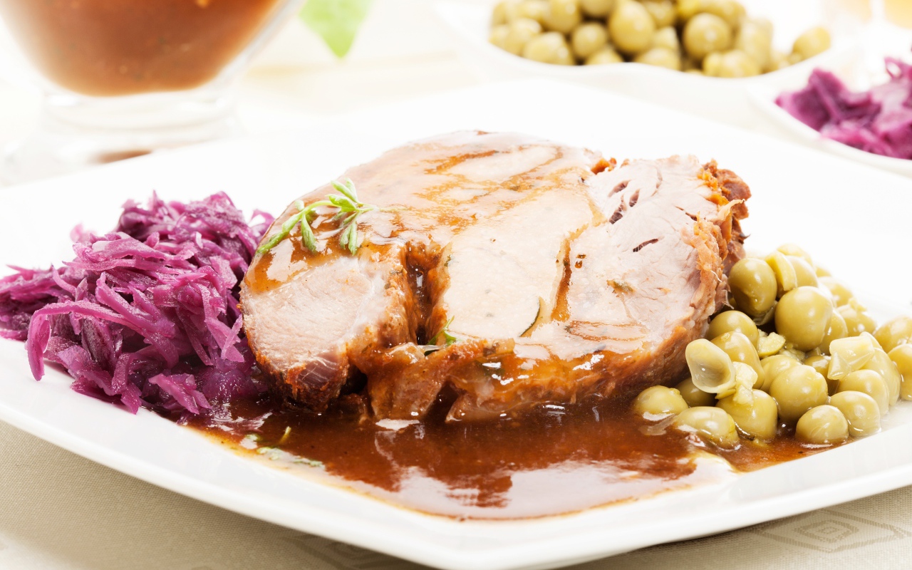 Кусок сочного мяса с горошком и тертой свеклой