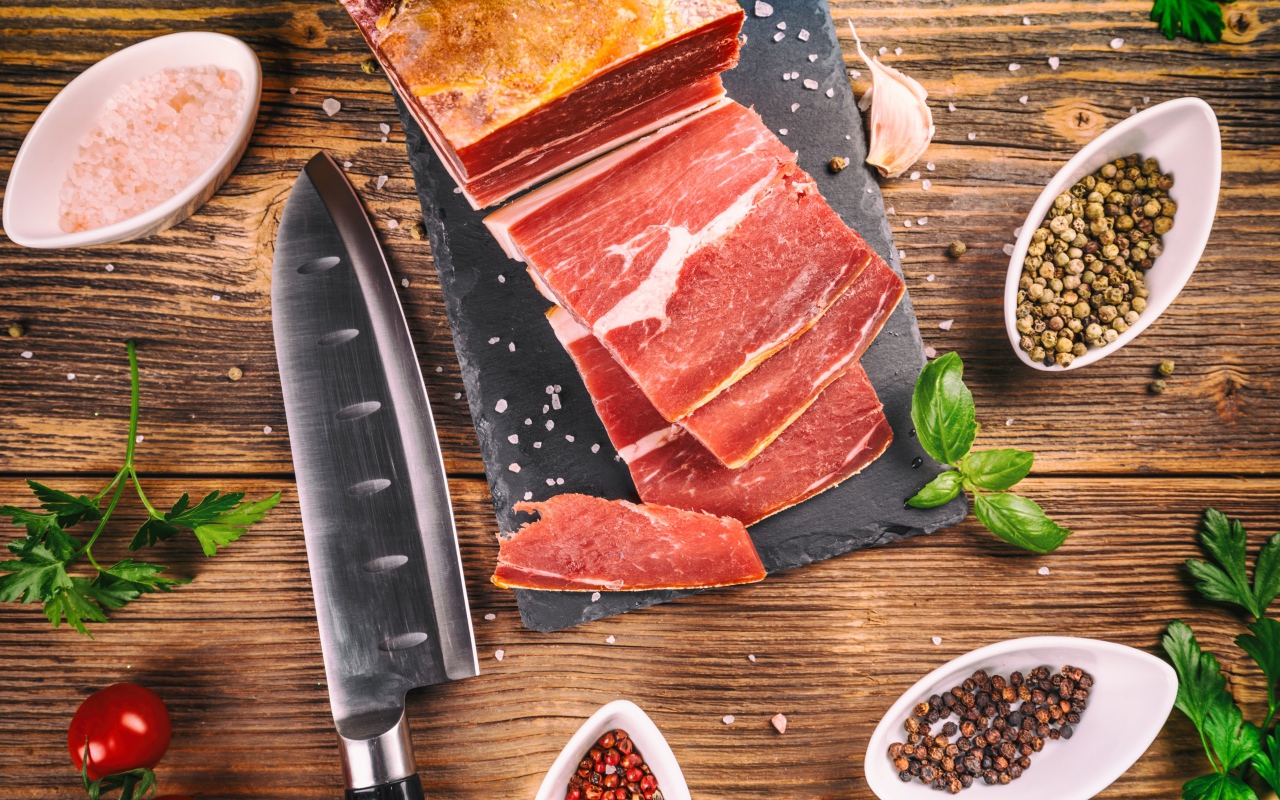 Аппетитный кусок мяса на столе со специями