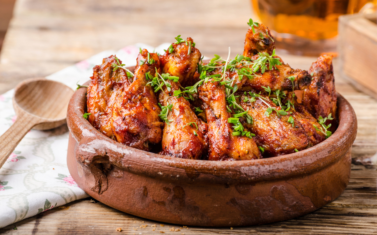 Запеченные куриные крылышки с зеленью