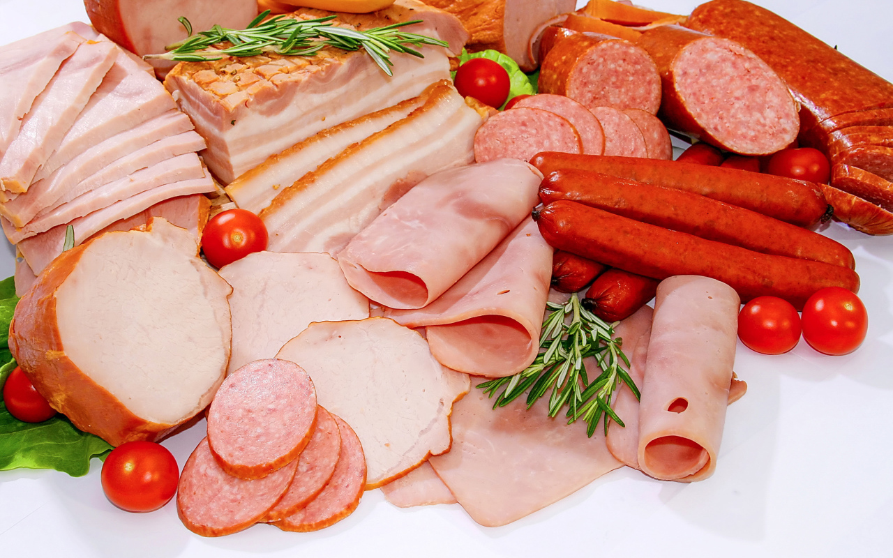 Вкусная свежая мясная нарезка на белом фоне