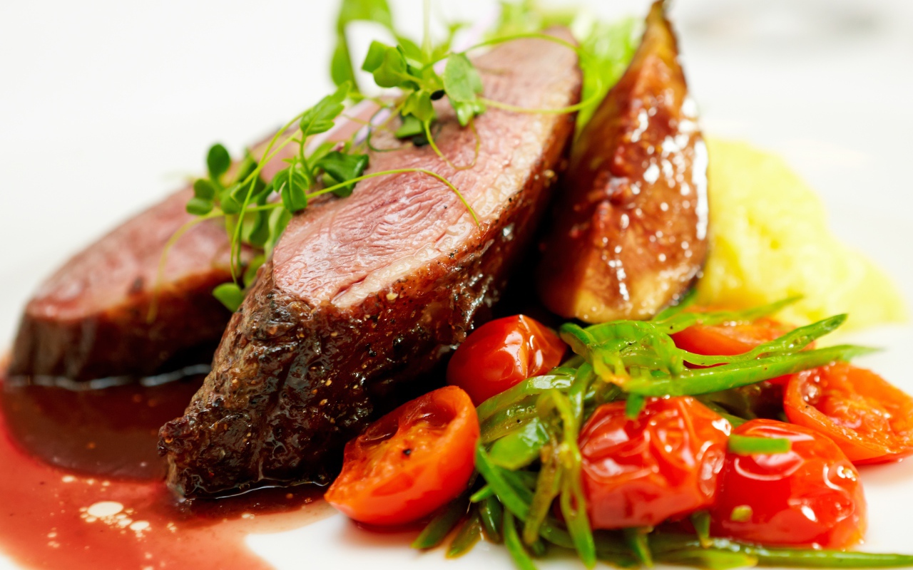 Сочное мясо с помидорами, соусом и зеленью