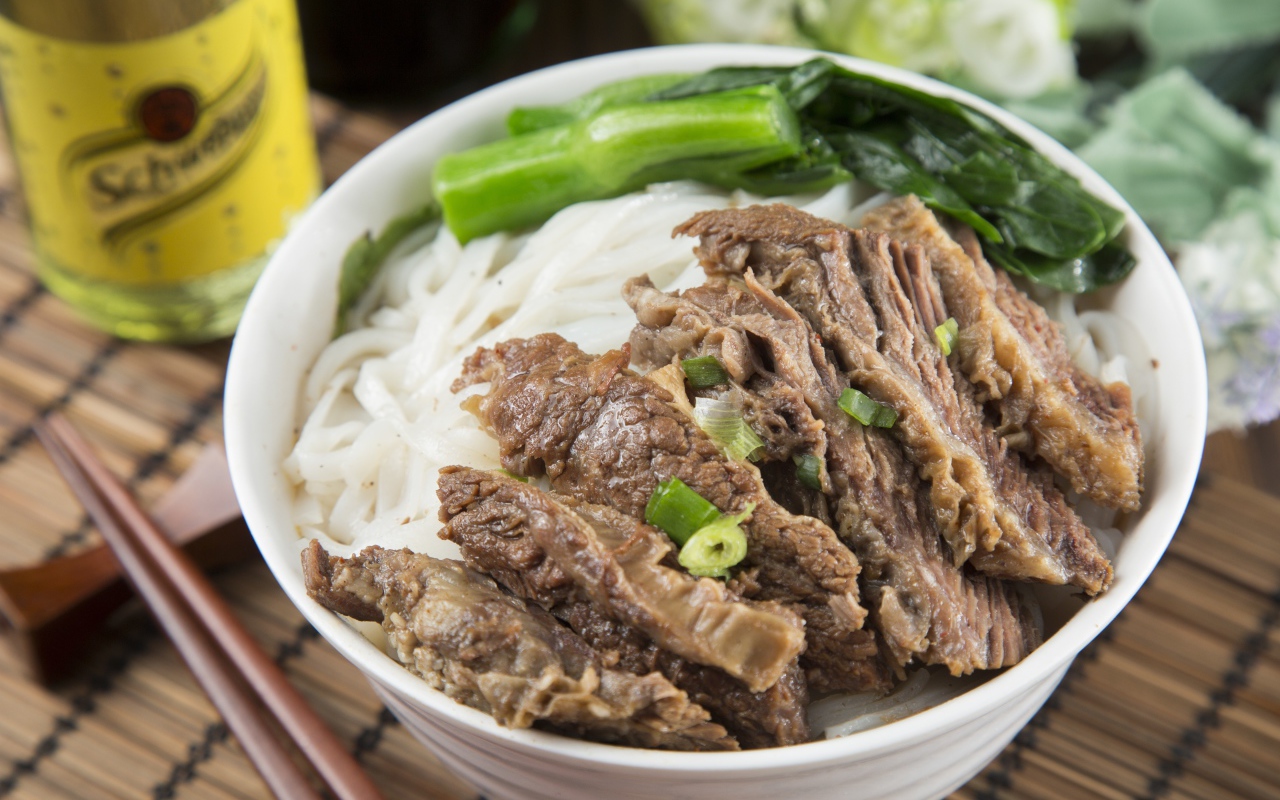 Мясо с китайской рисовой лапшой и зеленью 