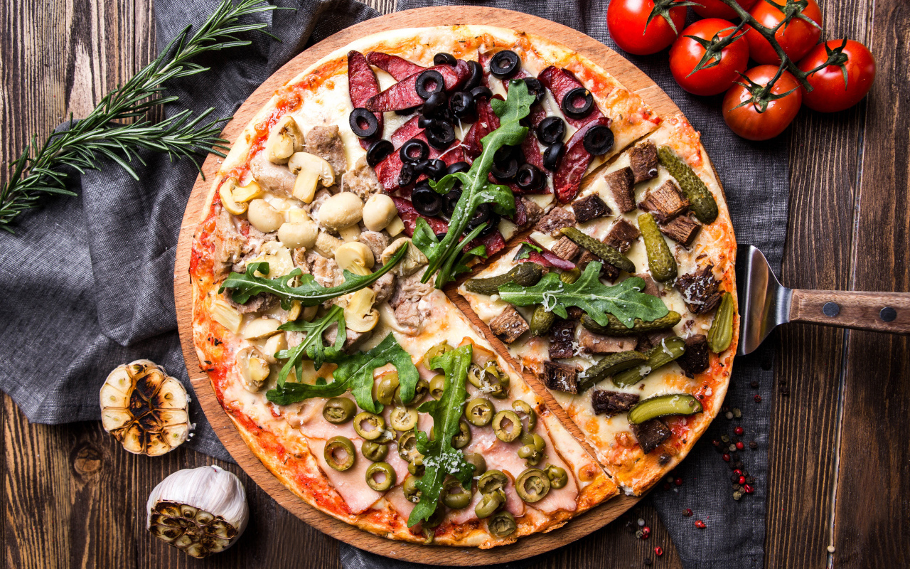 Пицца с оливками, грибами, колбасой и говядиной