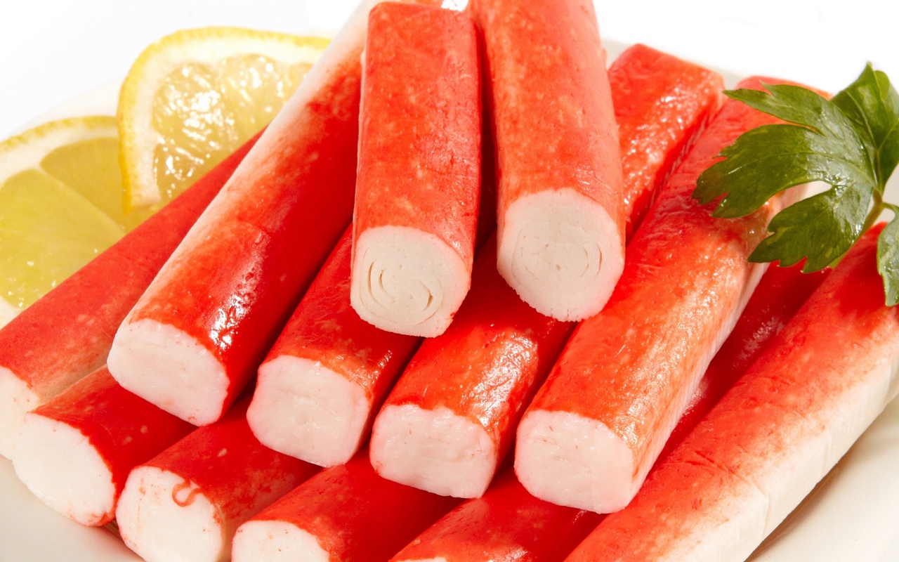 Крабовые палочки с лимоном крупным планом