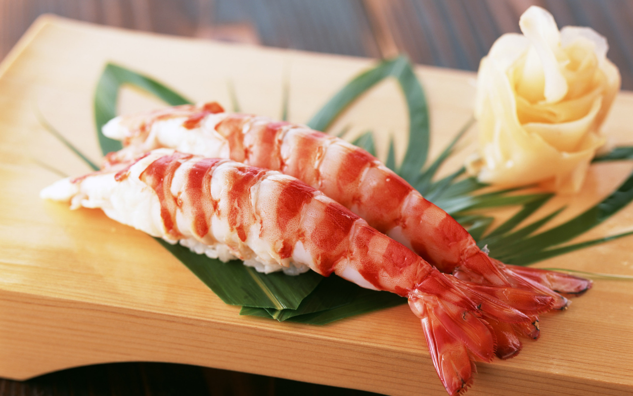 Две крупные вареные креветки на столе