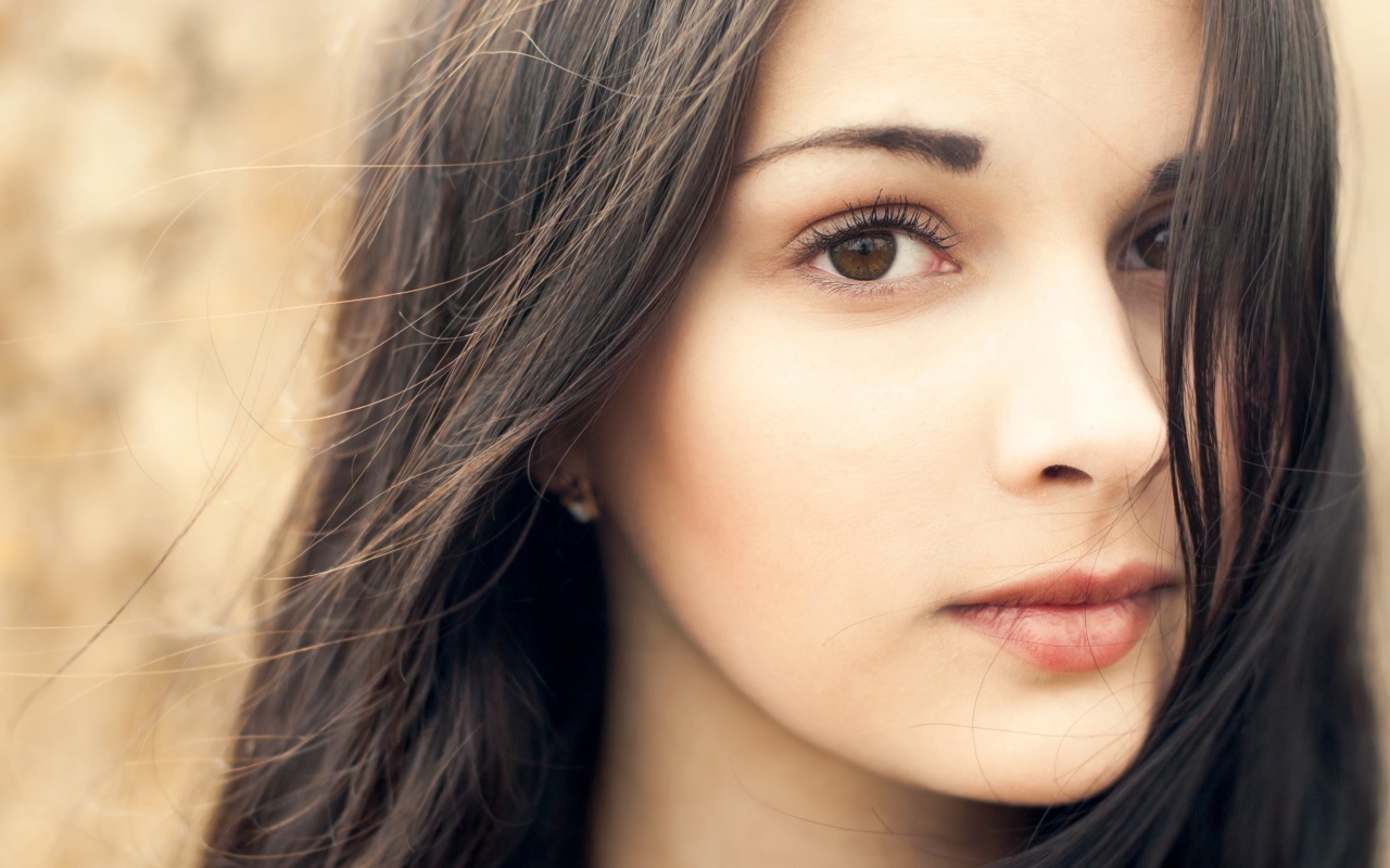 Нежная кареглазая девушка брюнетка с длинными волосами