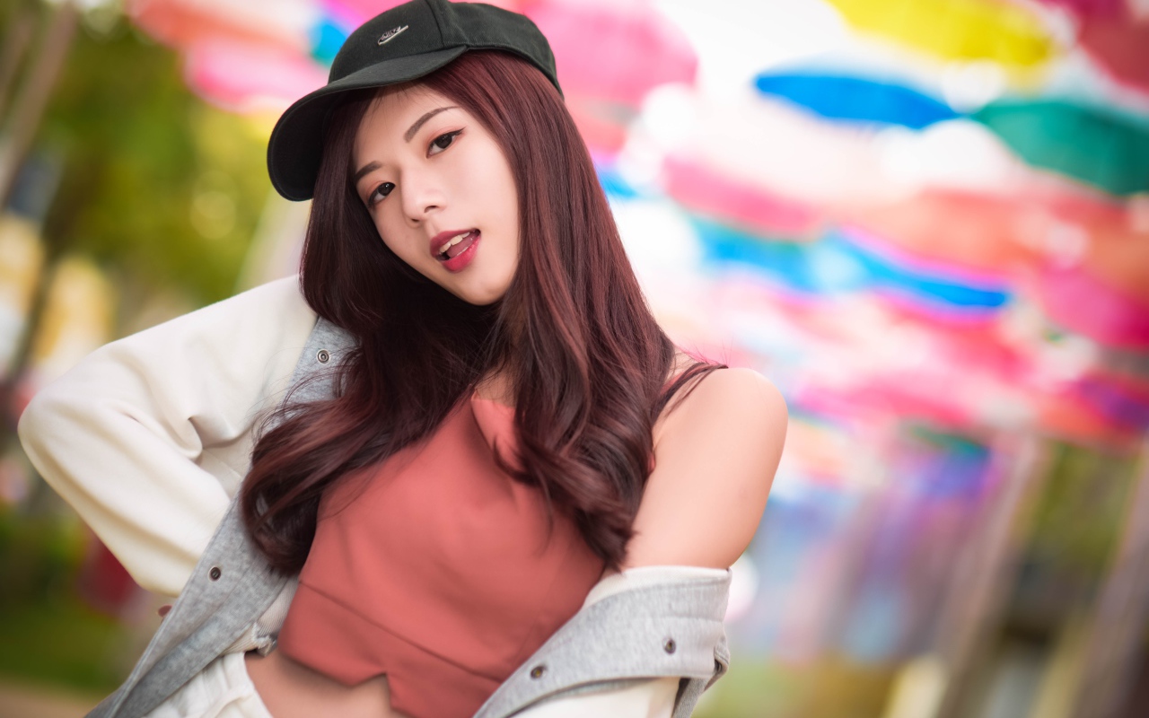 Девушка азиатка в черной кепке