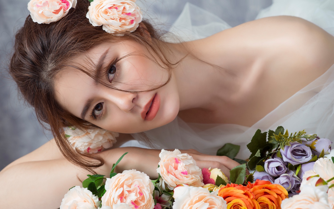 Красивая девушка азиатка с цветами в волосах 