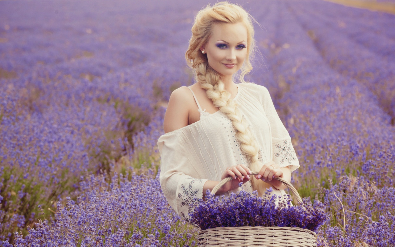Красивая блондинка с корзиной лаванды в руках