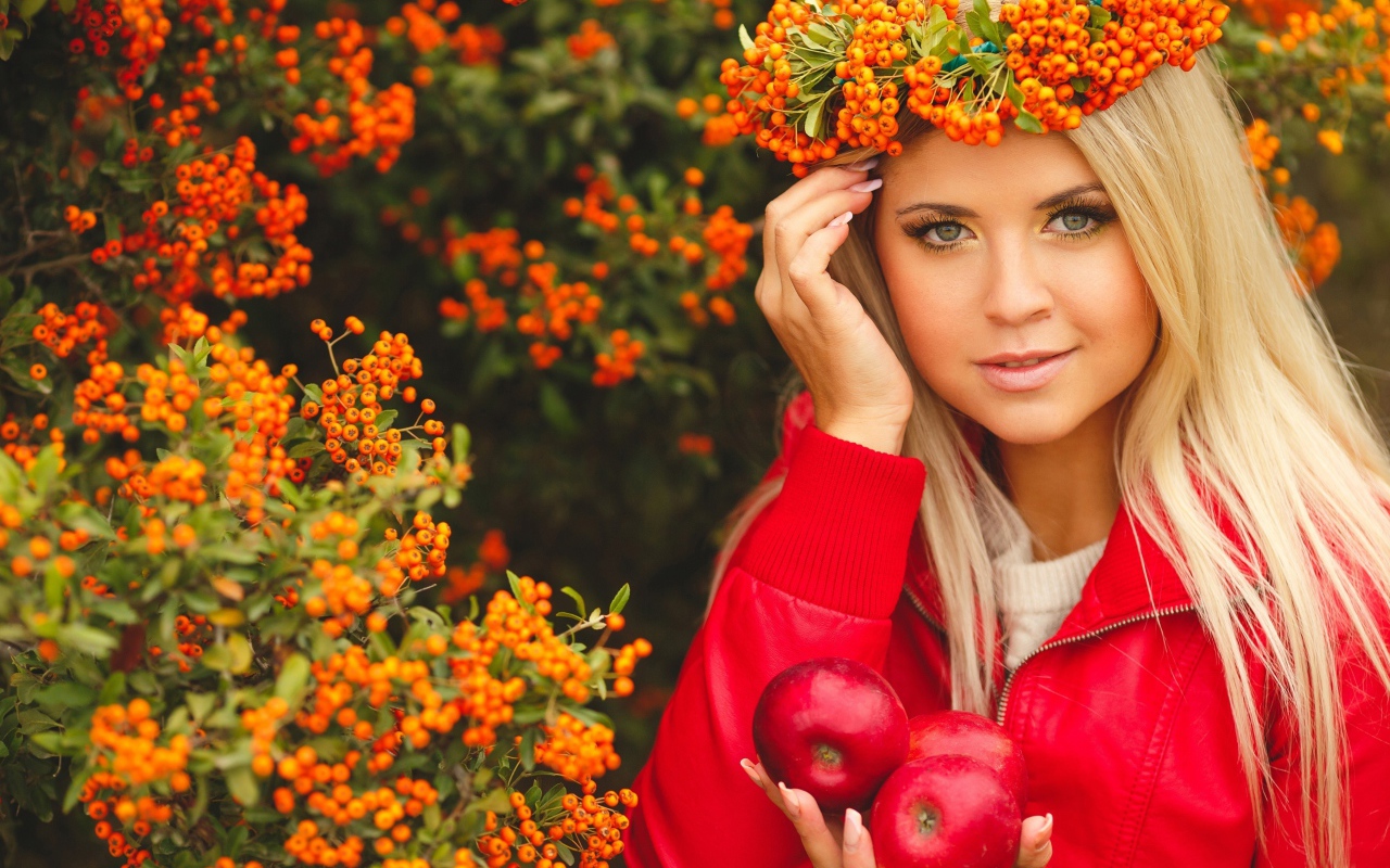 Красивая блондинка с венком из рябины на голове