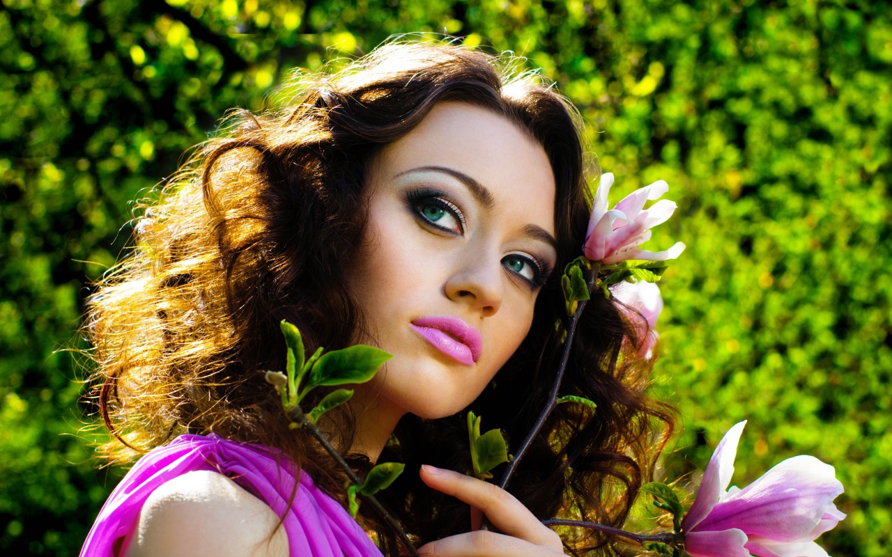 Красивая шатенка с цветами магнолии