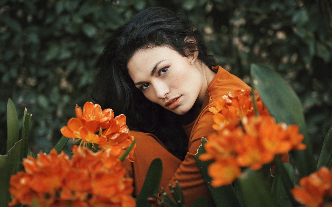 Красивая брюнетка с оранжевыми цветами