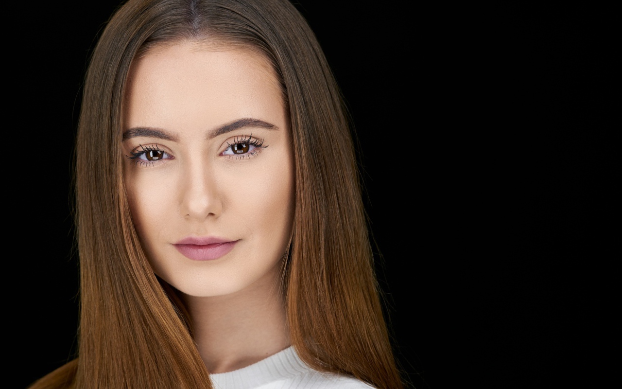 Красивая нежная шатенка на сером фоне