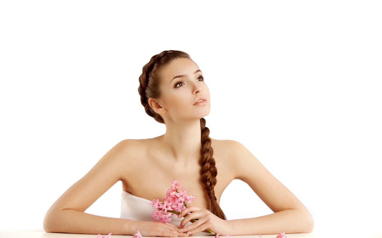 Красивая нежная девушка с косой на белом фоне