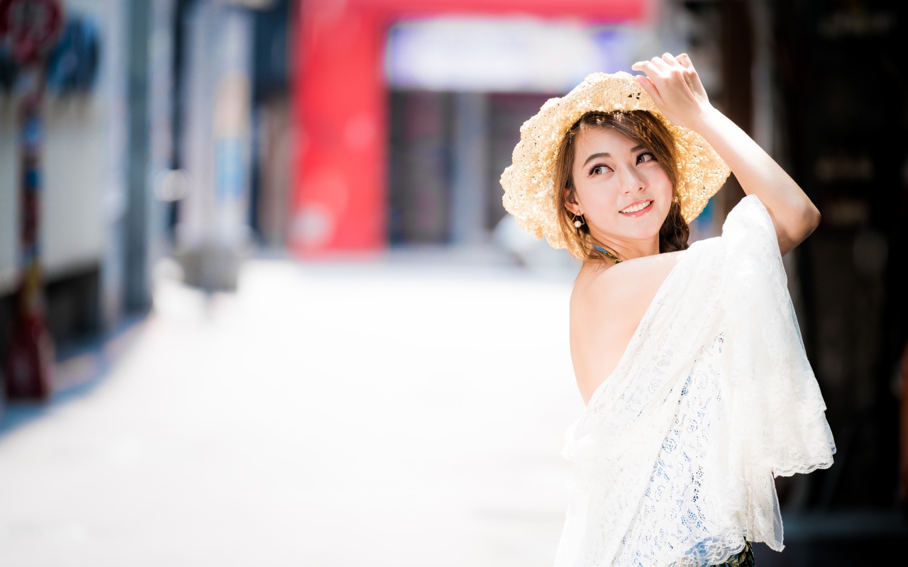 Красивая девушка в шляпке 