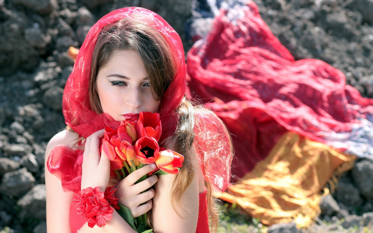 Красивая девушка в красной шали с букетом тюльпанов