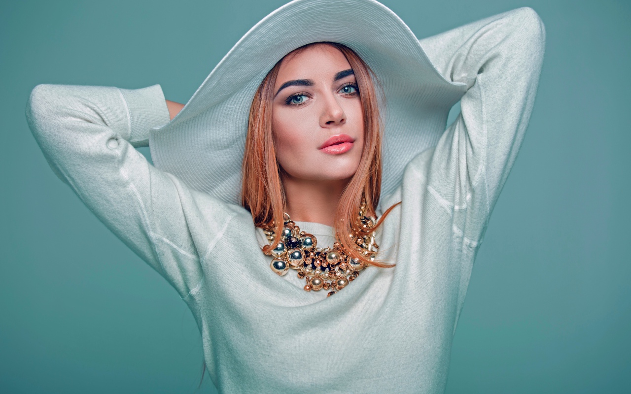 Красивая девушка модель в белом наряде