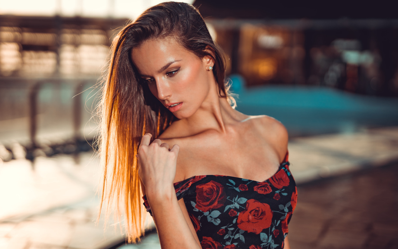 Красивая длинноволосая брюнетка в платье