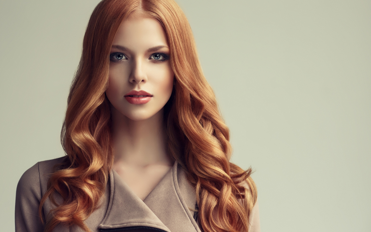 Красивая рыжеволосая девушка с голубыми глазами