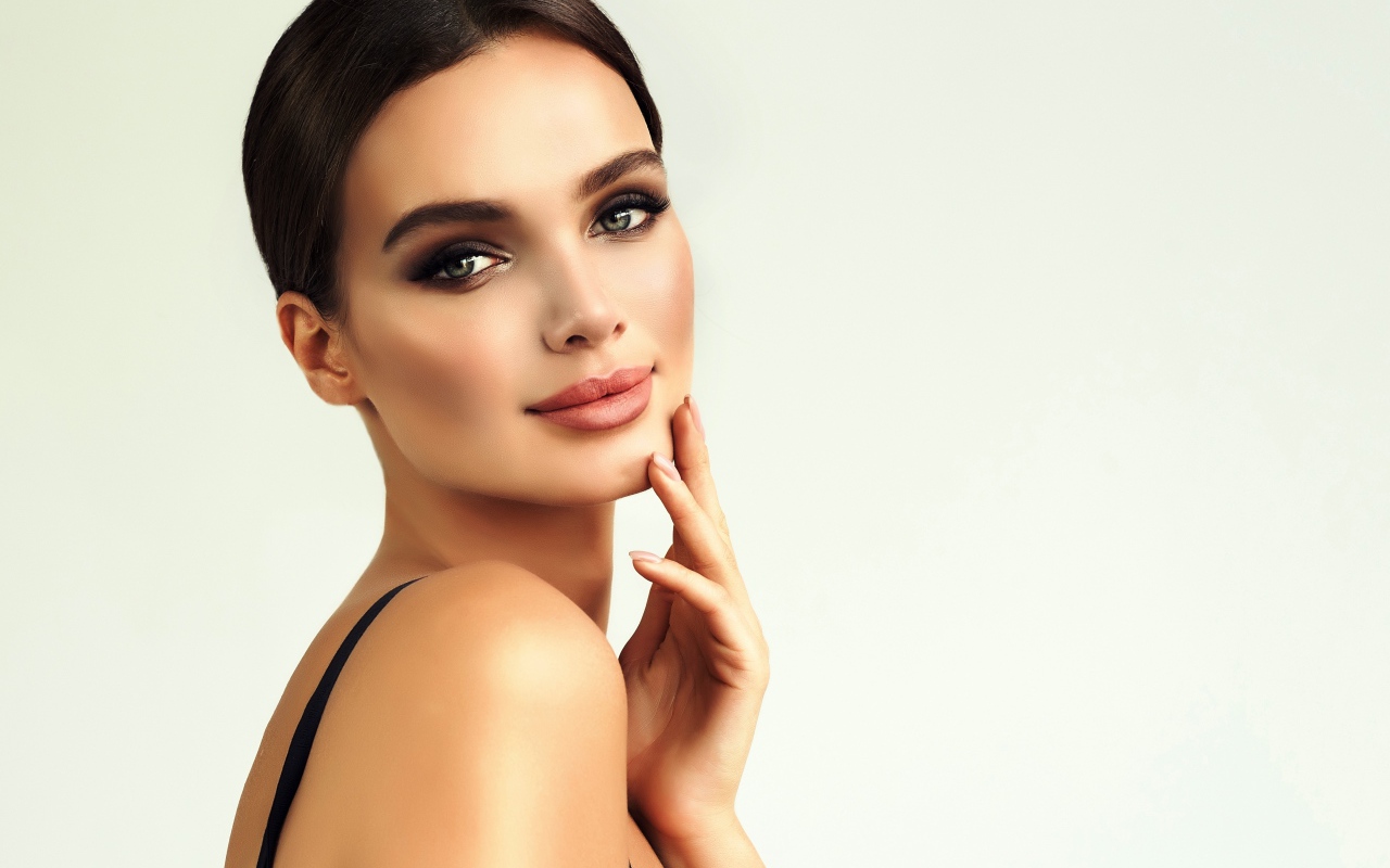 Красивая нежная девушка с голубыми глазами  