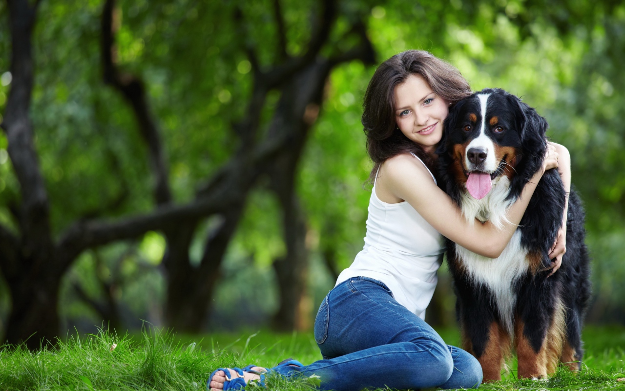 Красивая молодая девушка брюнетка обнимает собаку