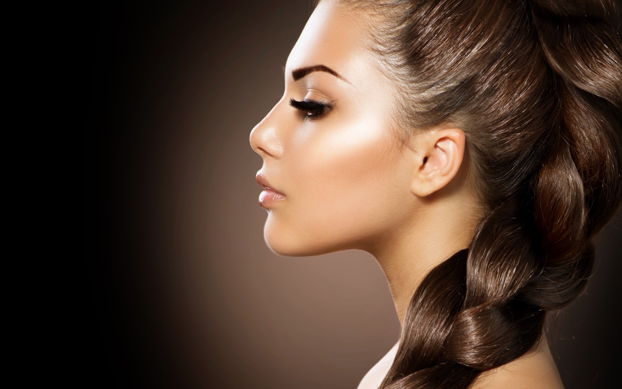 Красивая девушка шатенка с косой