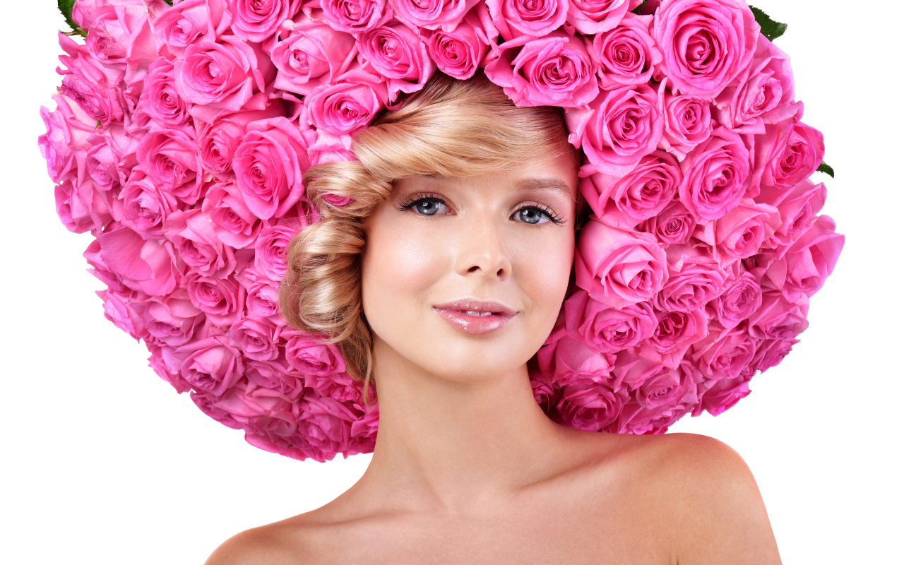 Голубоглазая блондинка с розовыми розами на белом фоне 