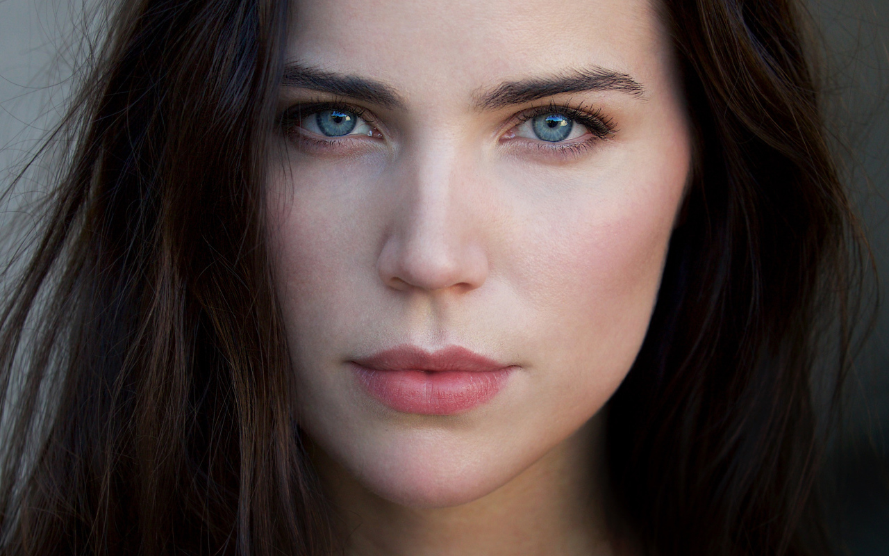 Голубоглазая шатенка лицо крупным планом