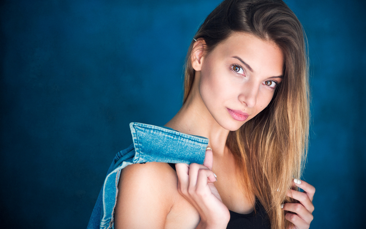 Кареглазая шатенка с джинсовой курткой в руке