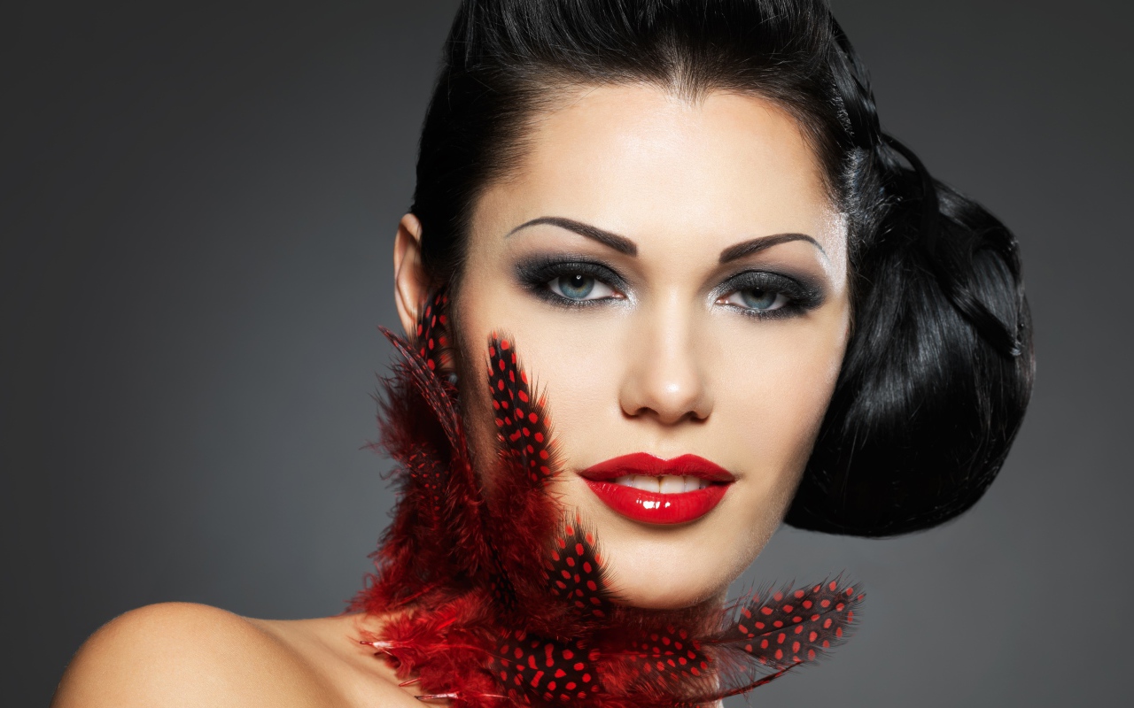 Брюнетка с ярким макияжем и красивой прической