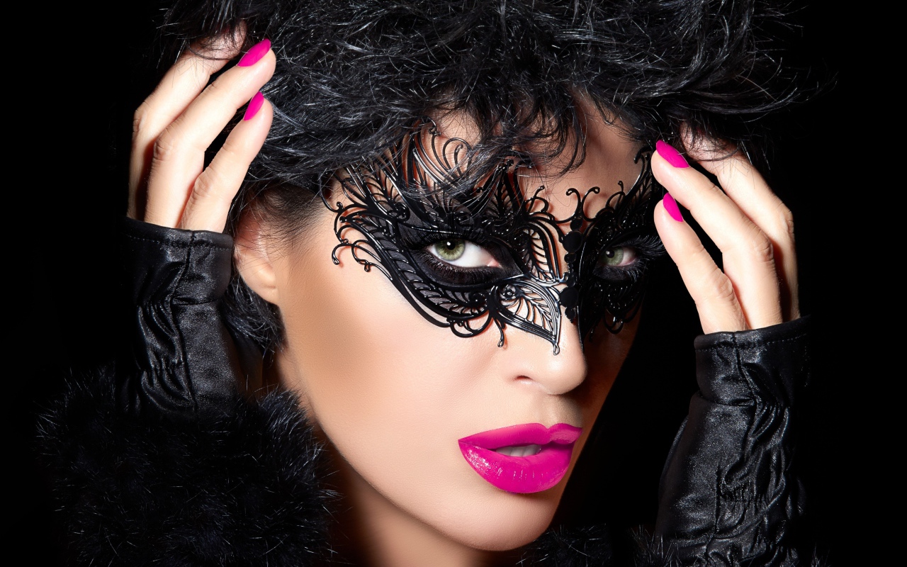 Брюнетка с ярким макияжем в черной маске на глазах