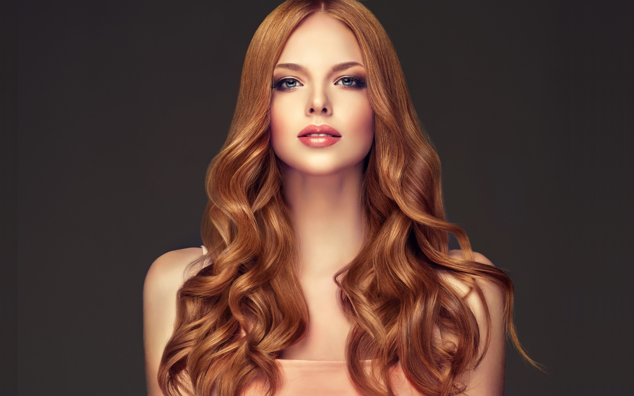 Очаровательная девушка с длинными волосами