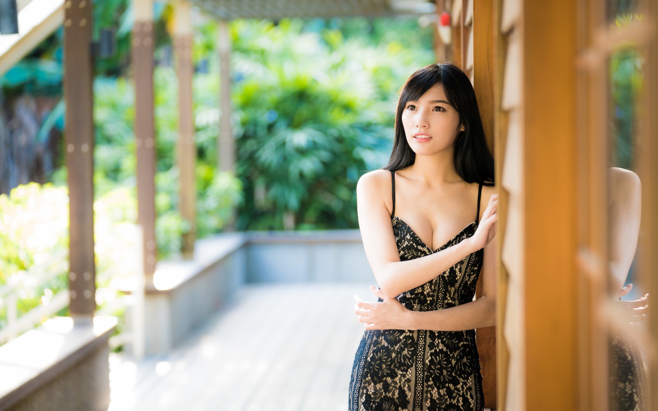 Нежная девушка азиатка в черном платье 
