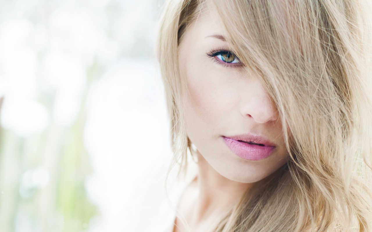 Нежная кареглазая девушка с длинными белыми волосами