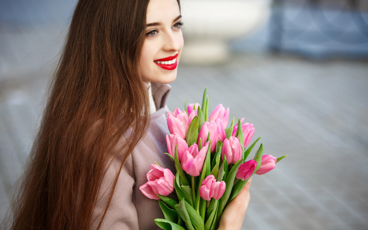 Нежная улыбающаяся девушка шатенка с букетом тюльпанов